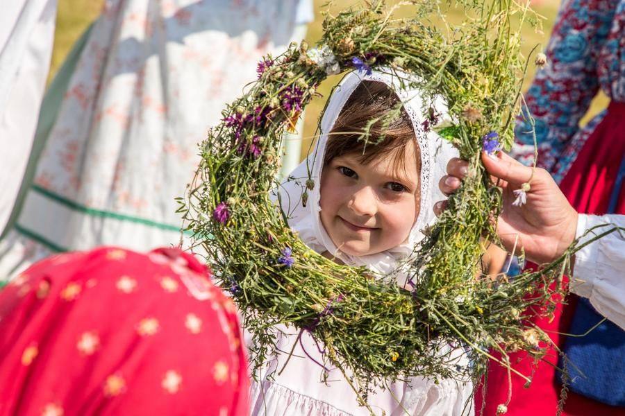 Венок олицетворяет силу природы и придает значимость совершаемым действиям