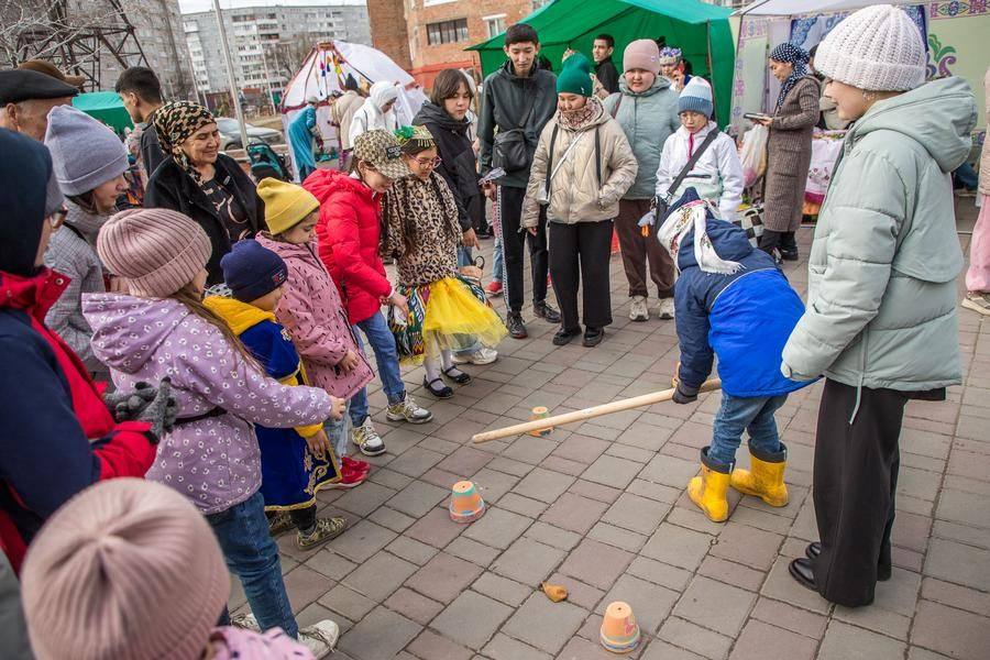 Разбить горшок с завязанными глазами удается не всем, зато все могут подсказывать