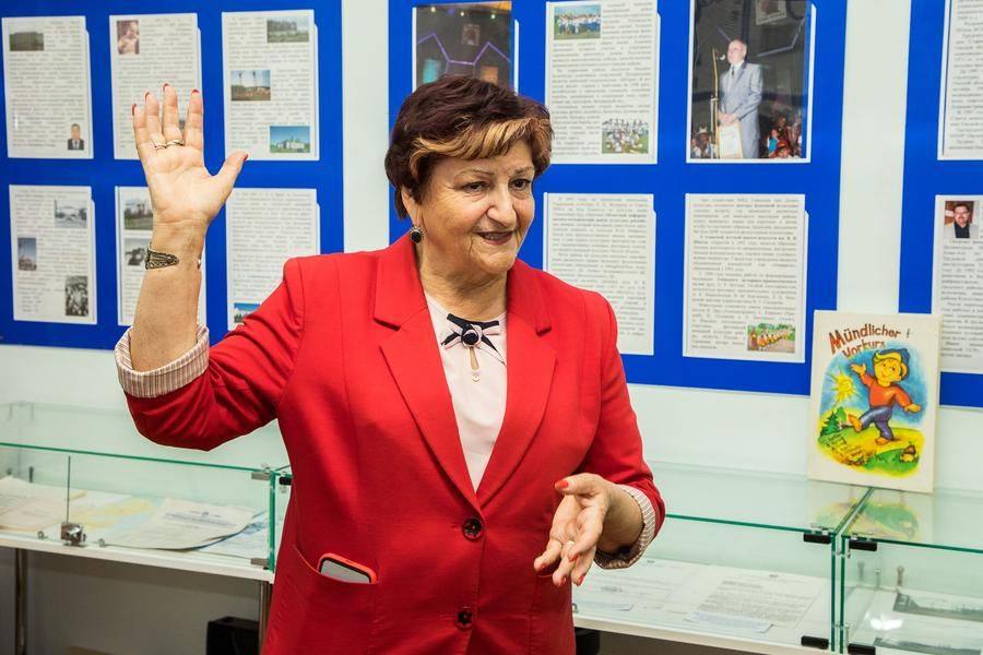 Группу встречает экскурсовод Мария Боссерт, чья семья также пережила депортацию из Поволжья