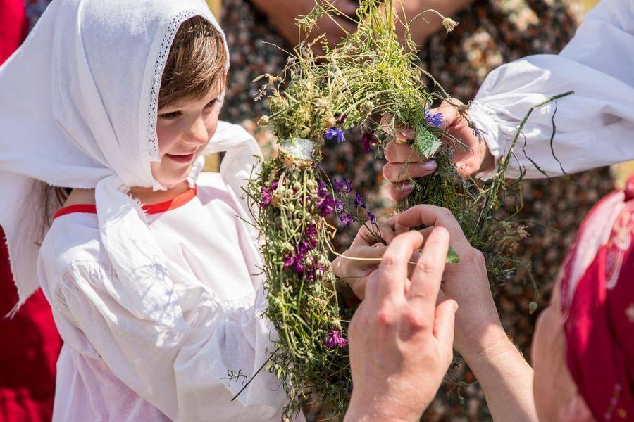 В знак дружбы через сплетенное кольцо также можно обменяться цветочками