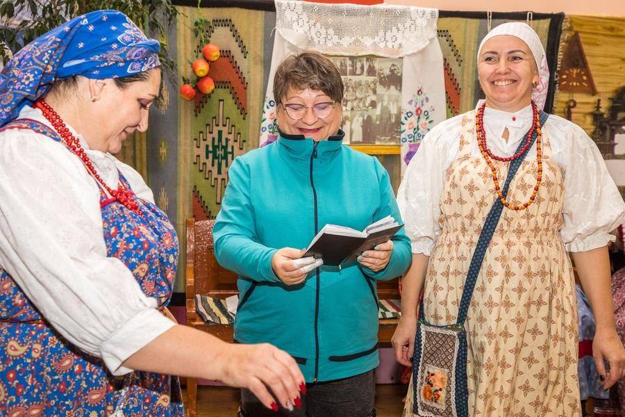 Приходит время тыквенных частушек: можно и по бумажке, главное — с задором