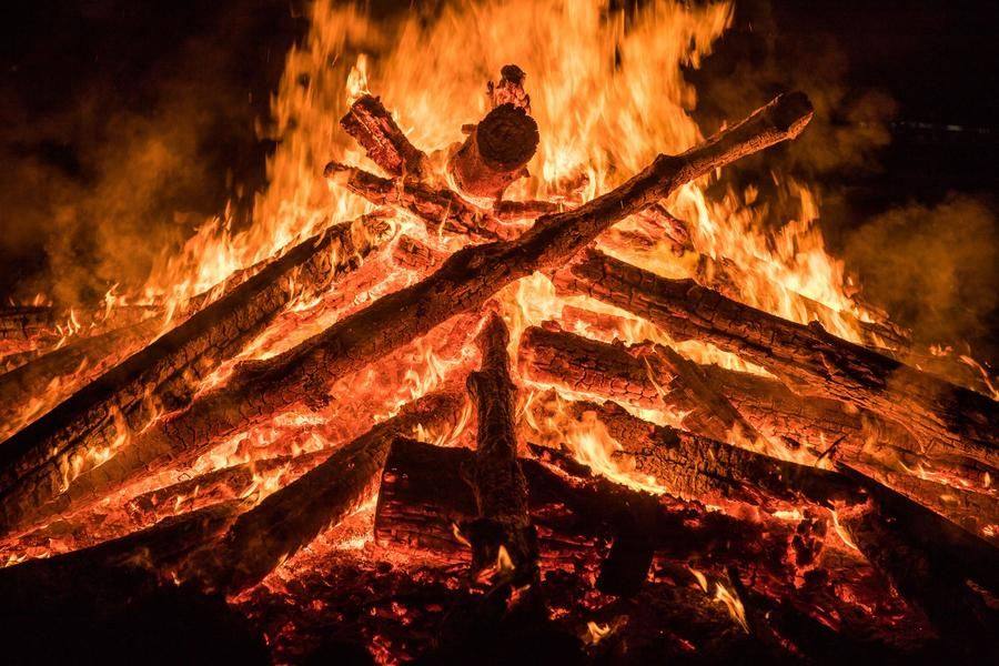 За полночь костры продолжают отгонять злых духов, чтобы те не испортили урожай