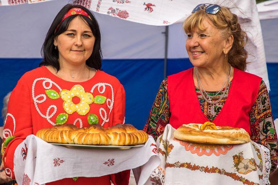 Участвуют коллективы учреждений образования и культуры, общественные организации