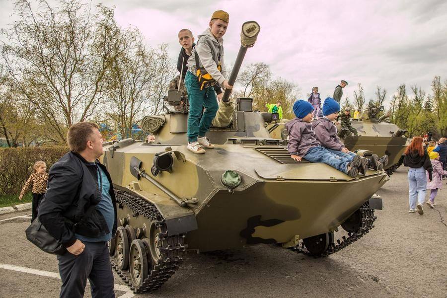 Традиционная выставка военной техники привлекает сотни ребят
