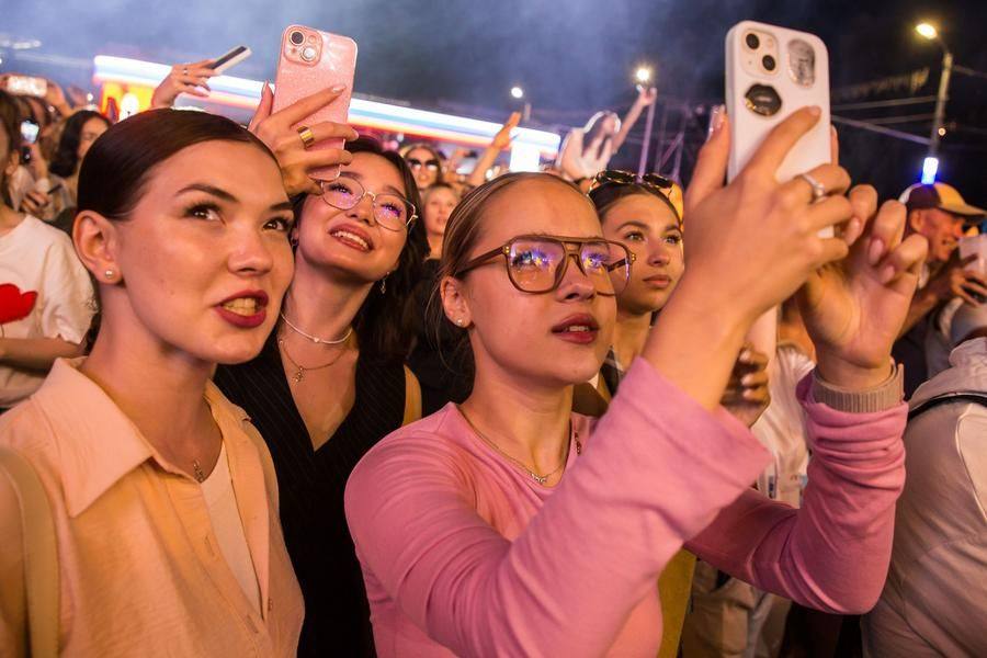 Ближе к завершению выступления молодежь активно просит спеть «Лифт»