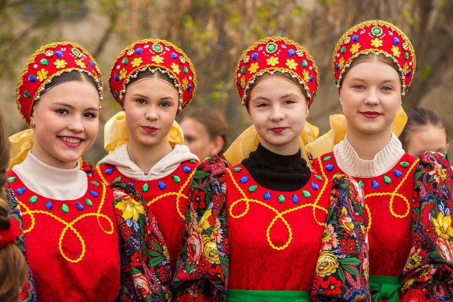 Скоро еще один чудесный коллектив выйдет на сцену…