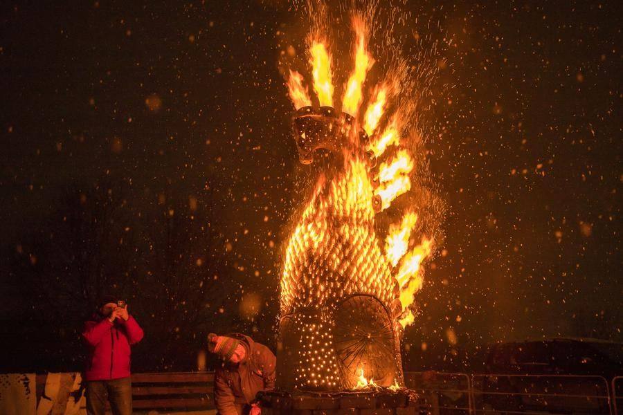 Пока в печи горят дрова, команда керамиста делает памятные фотографии