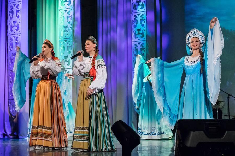 Героиня песни скучает по возлюбленному, и светлая грусть передается аудитории