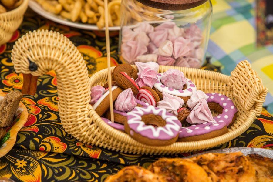 Рядом на столе — зефир ручной работы Нурии Ереминой из села Маслянского