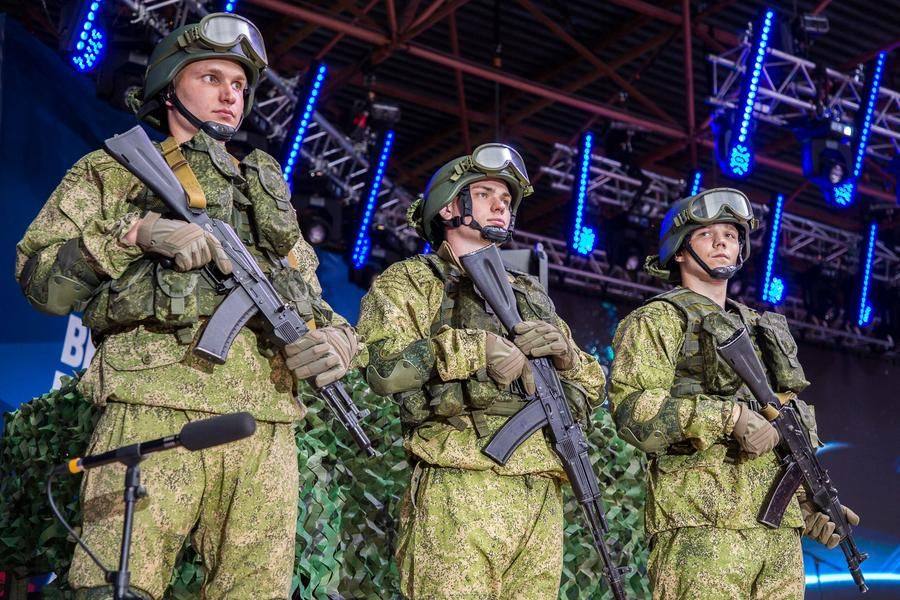 На сцене появились военнослужащие 242-го учебного центра ВДВ