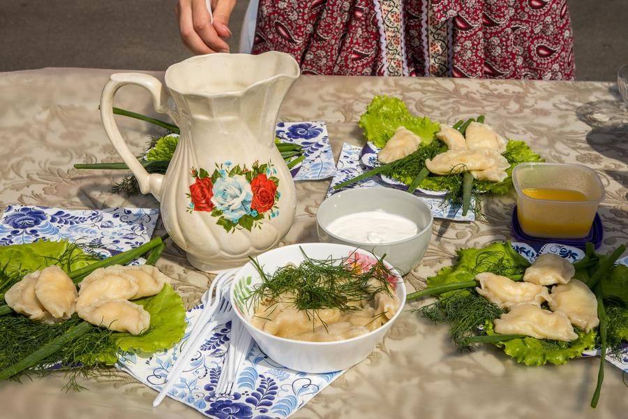 Сметана и зелень к вареникам — идеальное сочетание и по цветам, и по вкусу