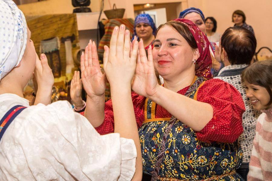 Под русскую песню «Светит месяц» весело плясать, повторяя несложные движения