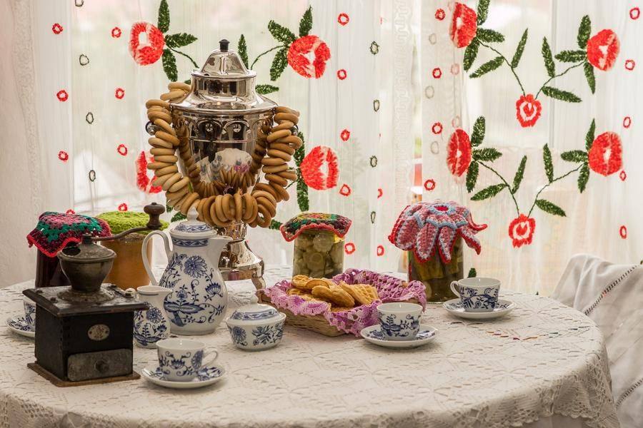 На втором этаже воссозданы милые интерьеры, как и в музее Александровки