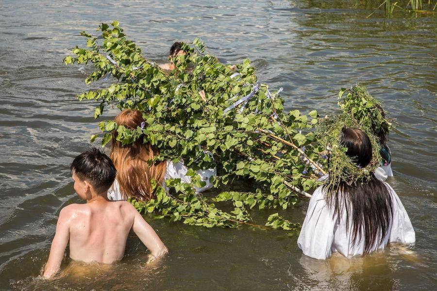Сам обряд также совершают русалки — девушки в венках и рубахах без вышивки