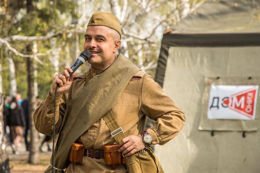 На площадке Дома кино декламируют отрывки из поэмы «Василий Теркин»