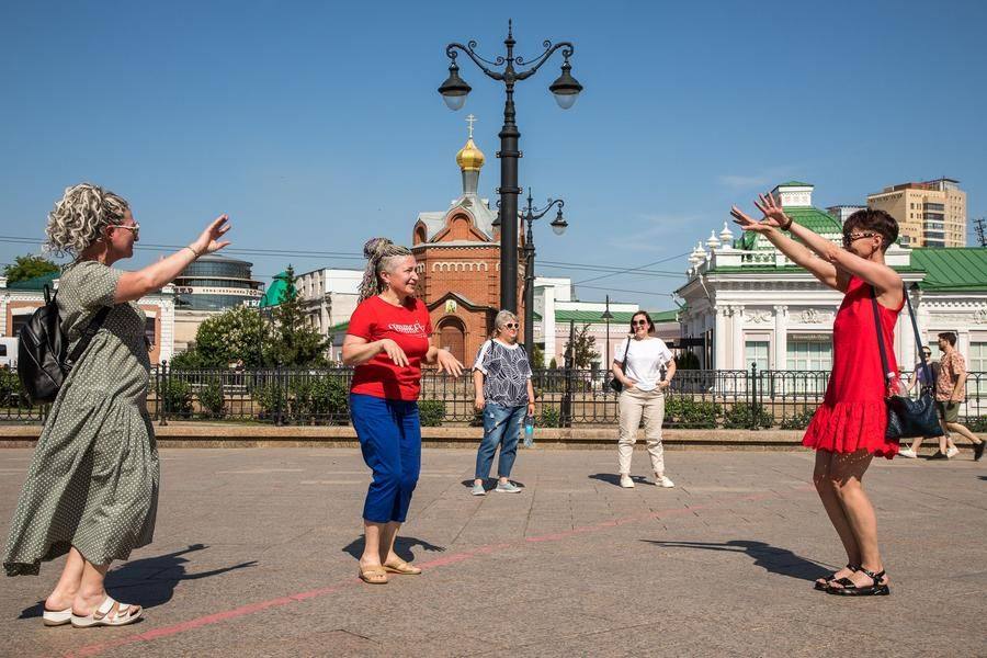 Не каждый день удается потанцевать на главной улице города!