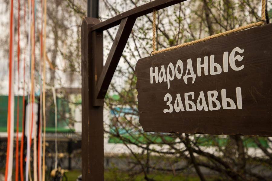 Целая аллея отдана народным забавам