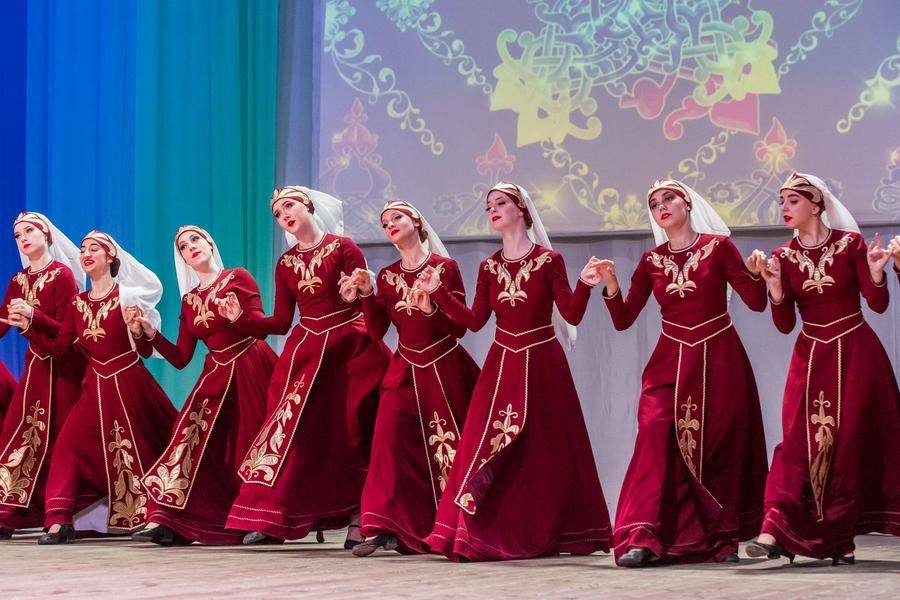Это армянская женская пляска «Тополь»