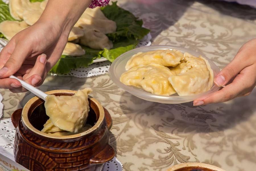 Кстати, начинка не обязательно должна быть из картофеля: вариации приветствуются
