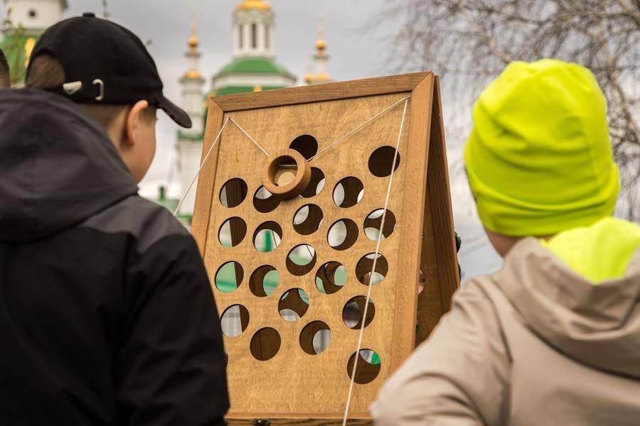 На одной станции нужно поднять вверх деревянный кружок, пользуясь двумя веревочками