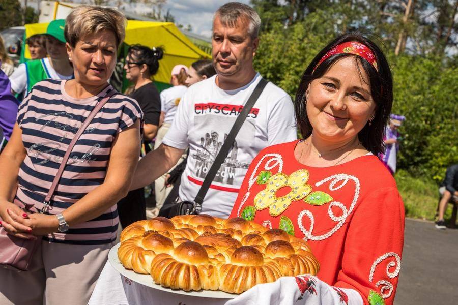 Еще мгновение, и попробовать румяную сдобу смогут все желающие