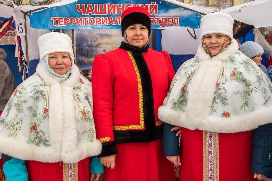 Жительницы села Чаши внешне спокойны, но немного волнуются: к ним идет жюри!