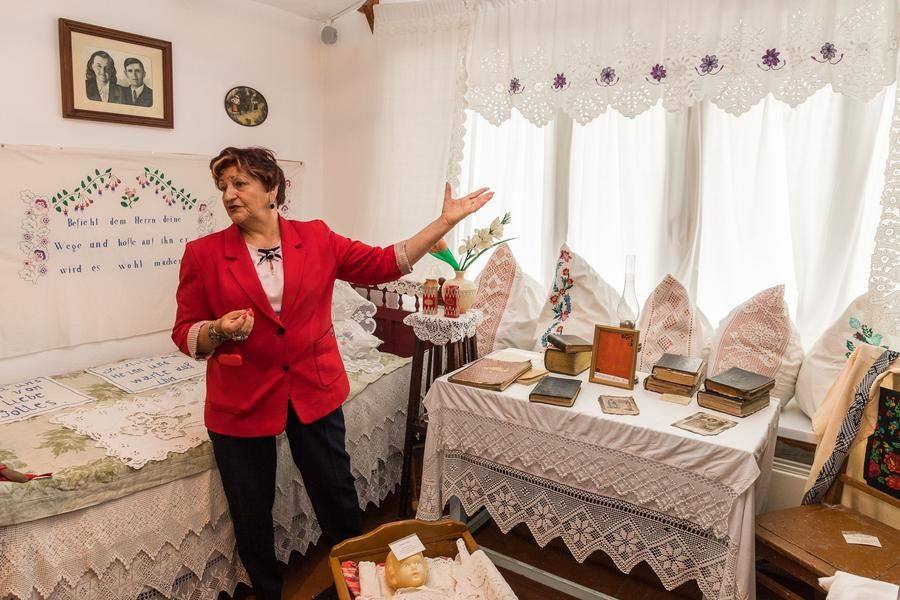 В часы досуга немки успевали создавать шедевры рукоделия: шитье, вышивка, плетение кружева, выбивка ткани