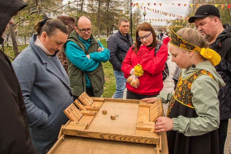 На другой — победить в английской игре Shut the Box