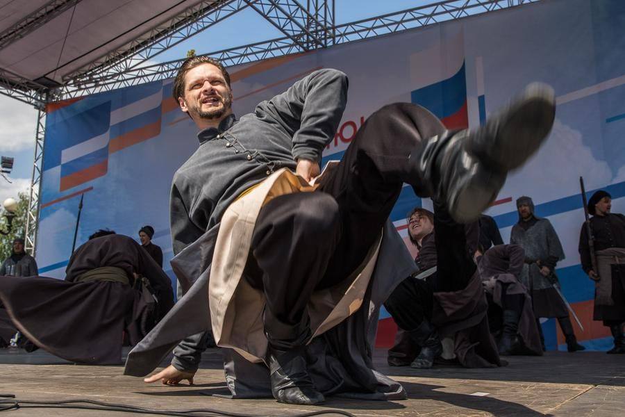 Это сложная сценография и высочайшее исполнительское мастерство