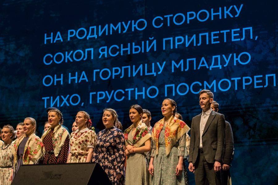 Финальная часть представления — песни канадских духоборов: зал может подпевать