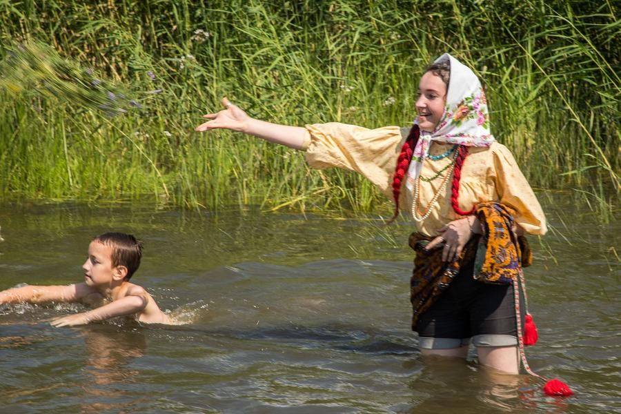 Это еще одна возможность загадать желание, и венки стремительно летят в воду