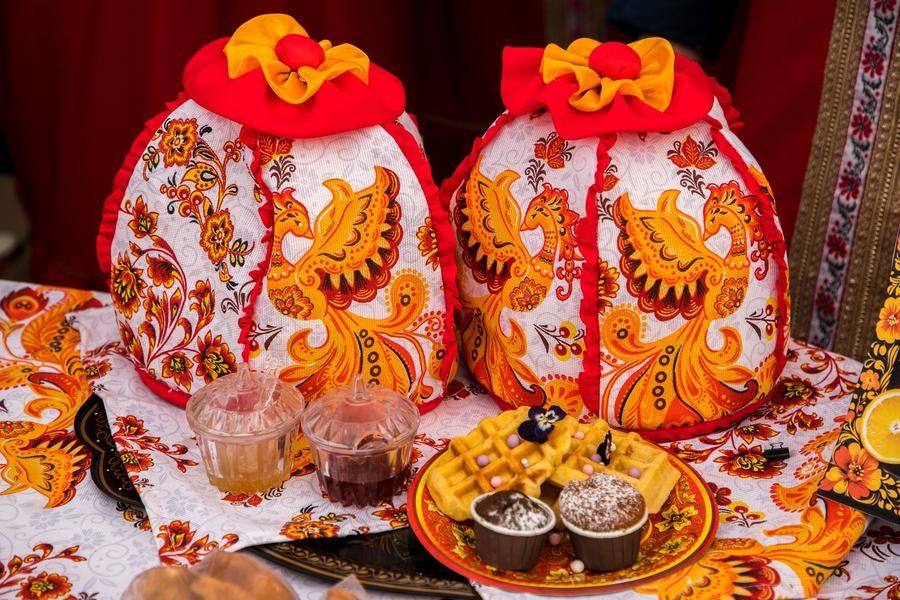 Чайнички накрыты изящными «шапочками», которые помогают сохранить тепло и интригу