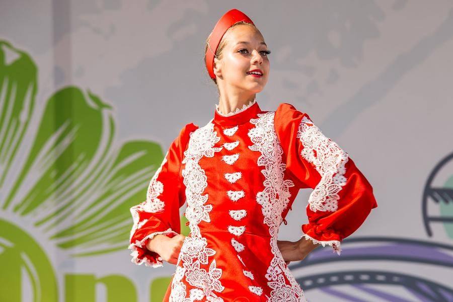 Артисты выкладываются на все сто: не каждый день приглашают на такую сцену