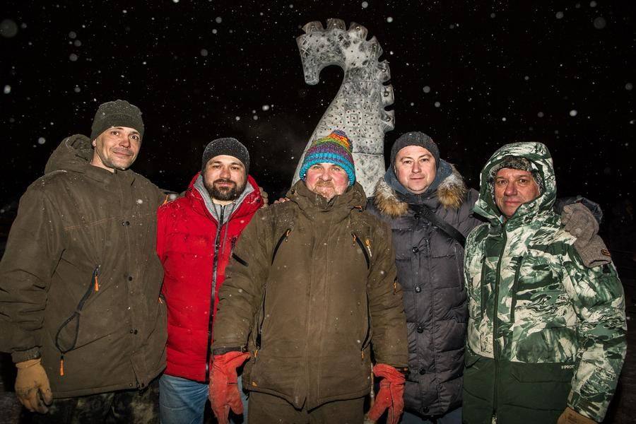 Усталые, но довольные герои вечера позируют на фоне знакового арт-объекта