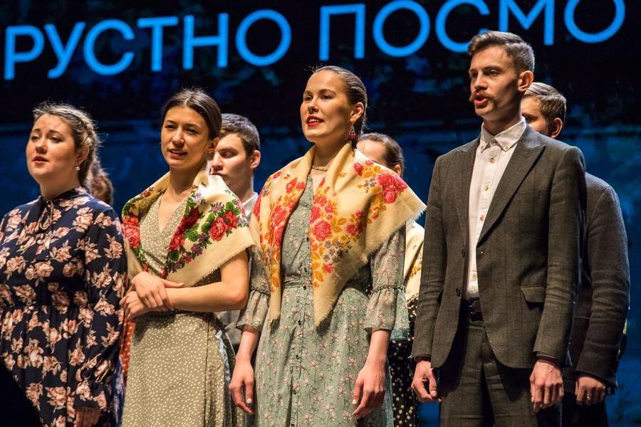 Поют фольклорные ансамбли Москвы и Омска, уже хорошо знакомые зрителям