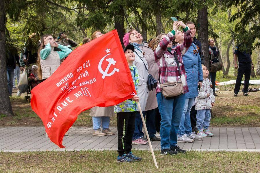 В 15:20 посетители парка с удивлением приветствуют парашютистов в небе