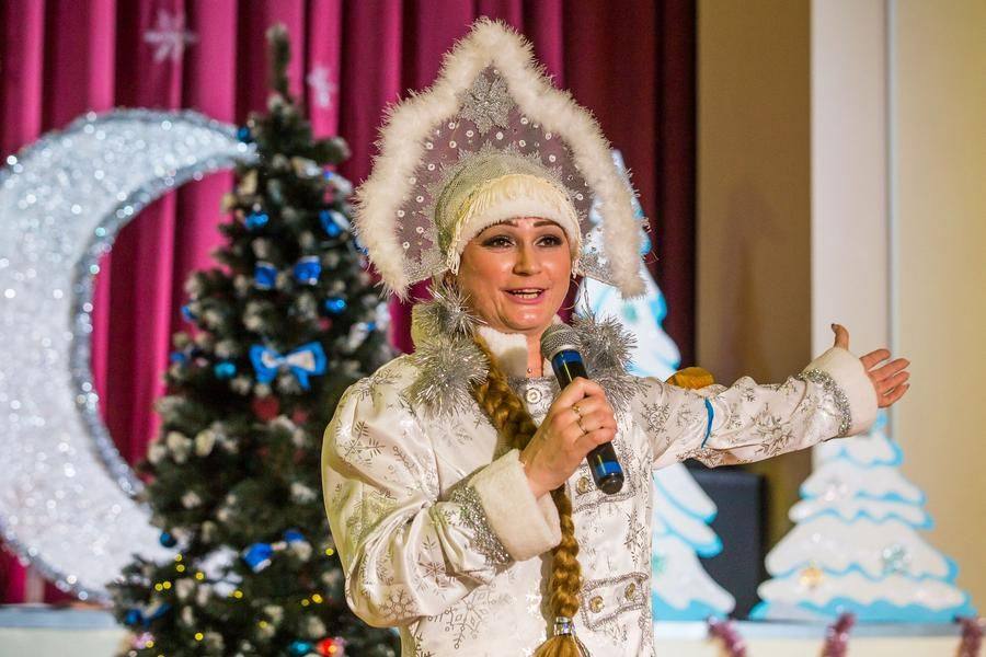 Появляется еще одна внучка Деда Мороза — в роскошном белом кокошнике