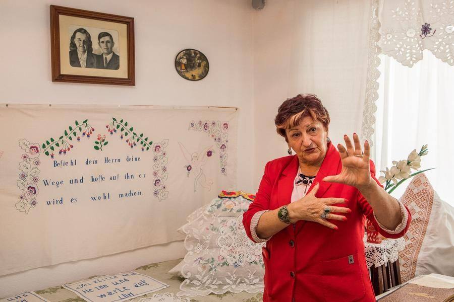По традиции, возле супружеской кровати есть семейное фото и шпрух — наставление, вышитое молодой хозяйкой