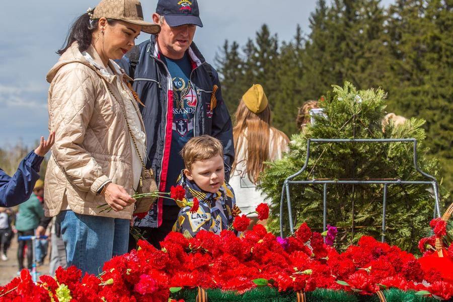 Возложение цветов — знак уважения к подвигам предыдущих поколений
