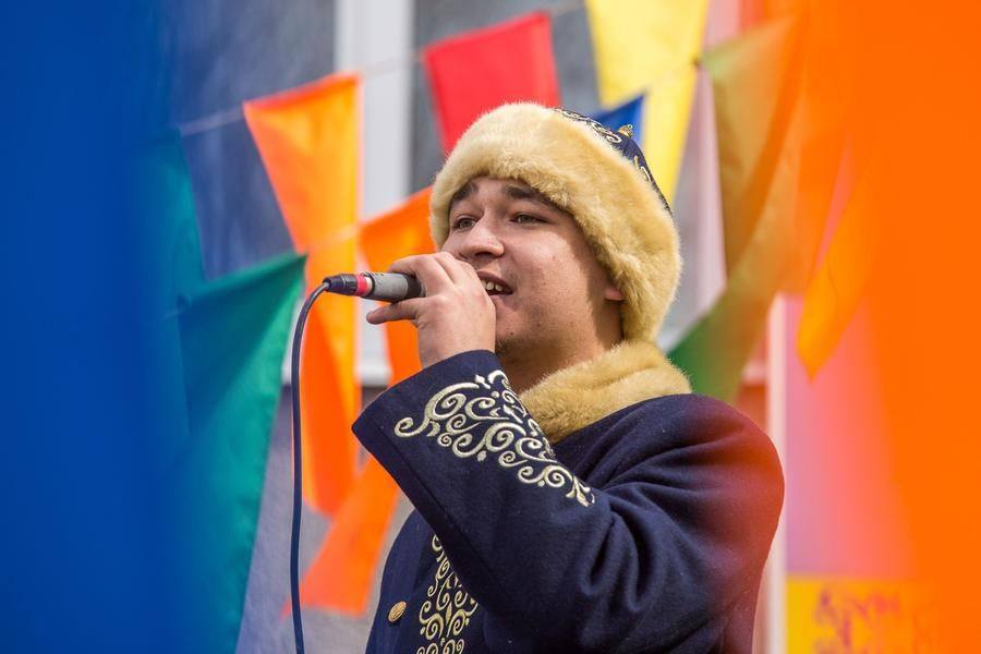 Харизматичные артисты купаются в лучах солнца