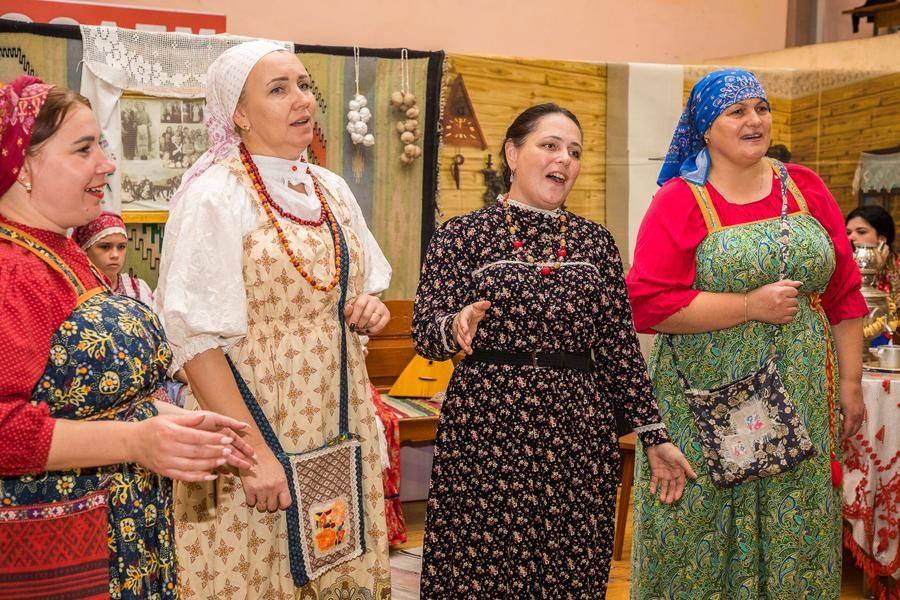 Обычно это торжественное пожелание исполняется под церковными сводами