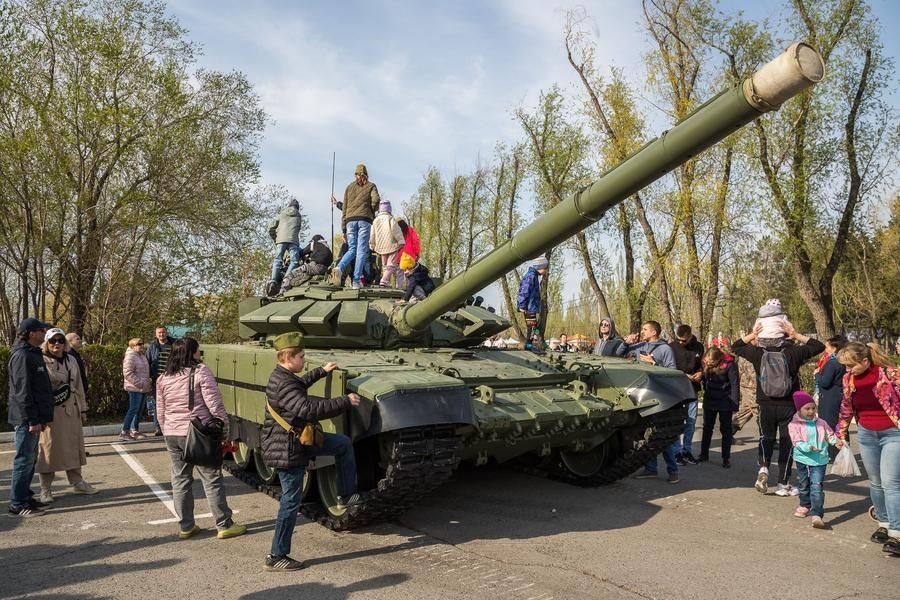 Работает экспозиция современной военной техники