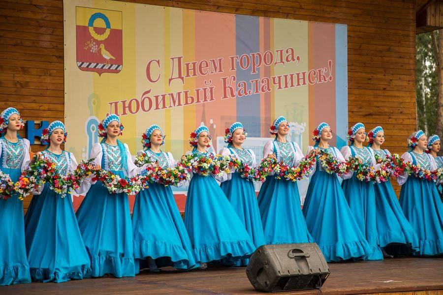 После перерыва на большой сцене стартует концерт «Калачинску. С любовью»