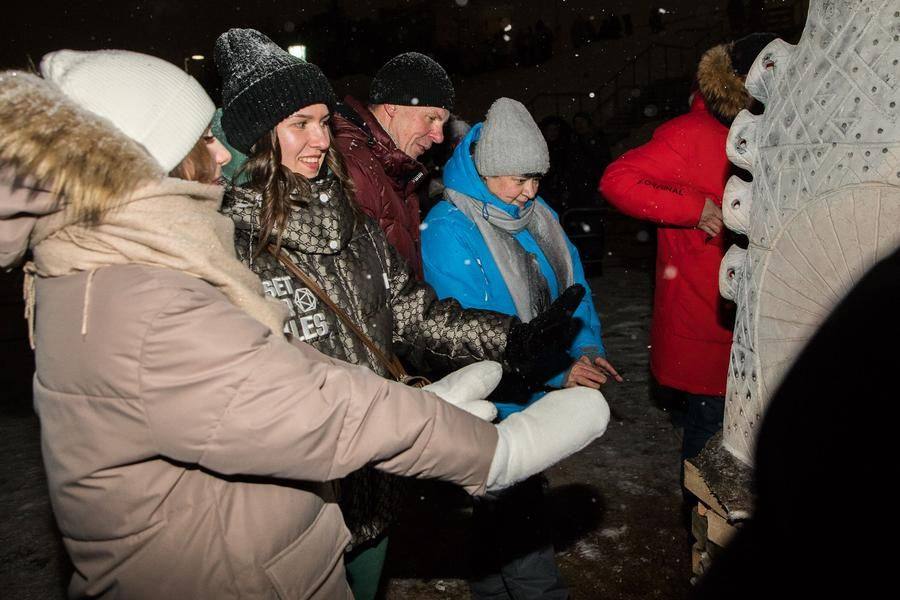 Жар от керамики позволяет согреть руки, чем охотно пользуются даже бывалые сибиряки