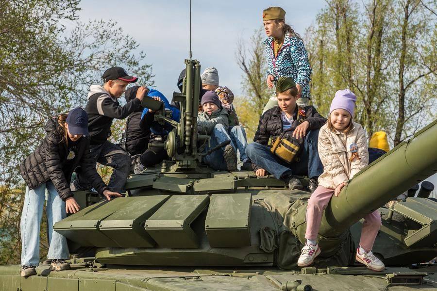Грозные танки и бронетранспортеры вызывают неподдельный интерес у детей