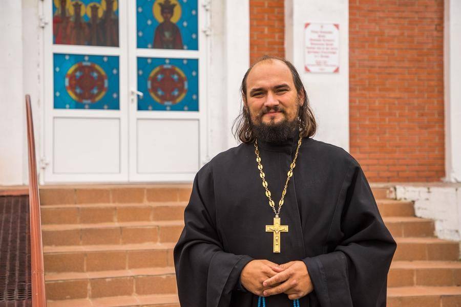 Отец Сергий рад гостям — в этот день здесь запланирован обряд крещения