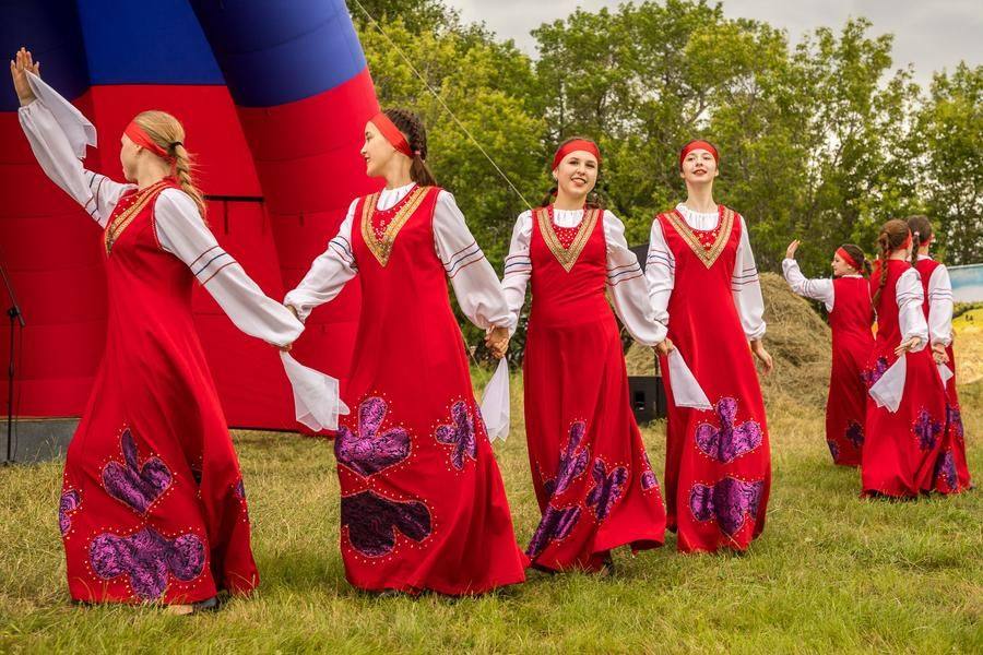 Народная хореография прекрасно смотрится вне сценического пространства