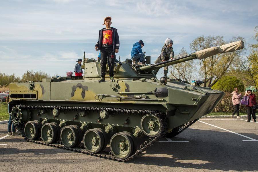 Пусть в их взрослые годы такие машины участвуют только в парадах и выставках