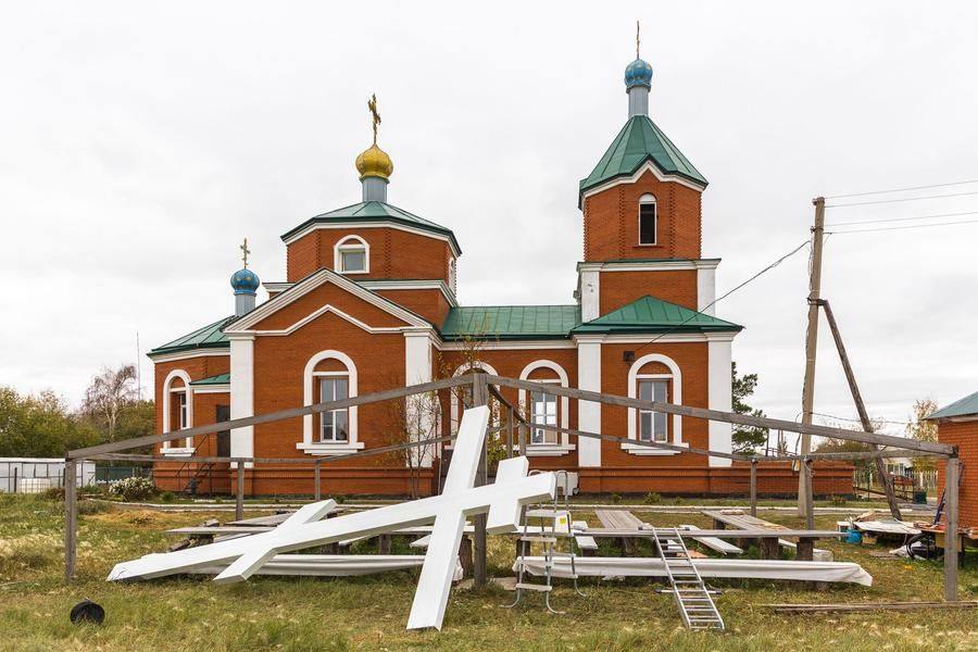 Крест, окрашенный им лично, будет установлен на месте сгоревшей деревянной церкви