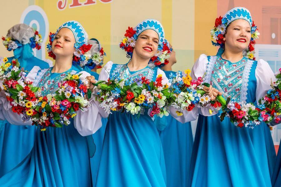 «Гляжу в озера синие» — так называется эта лирическая постановка